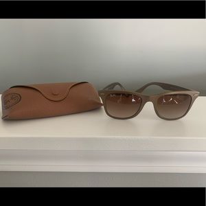 Ray Ban Wayfarer Liteforce Sunglasses